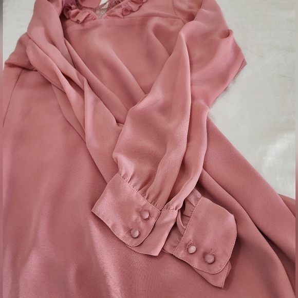 BCBGeneration Dusty Rose Lace/ Ruffle Neckline Long-Sleeve Shift Dress NWOT - Picture 5 of 5